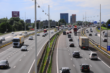 903354 Gezicht op de A12 te Utrecht, vanaf de Koppelbrug, uit het oosten, richting het verkeersknooppunt Oudenrijn.